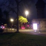 Aufnahme bei Nacht ohne Blitz von Teils angestrahlten Objekten