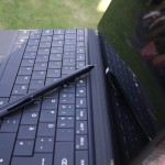 Typecover, Stift und Gerät im Stand